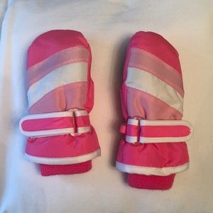 Mittens NWOT Pink size small 12-24 months